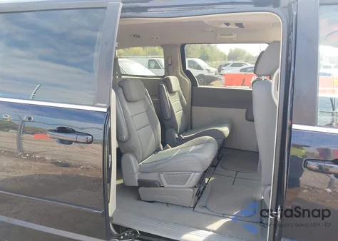 2010 Chrysler Town & Country Lx z USA, uszkodzony, nr VIN 2A4RR4DE6AR152649